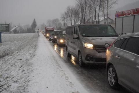 Koszmar na drodze. Trzydzieści aut utknęło w lodowej pułapce