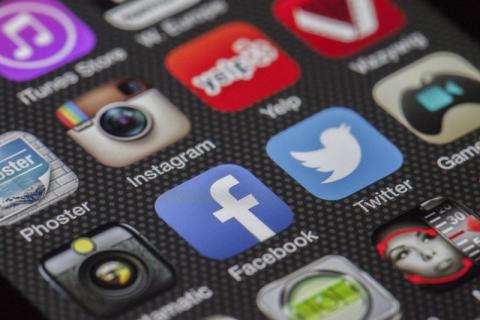 We Francji trwa dyskusja, że osoby poniżej 15 roku będą mogły jedynie za zgodą rodziców korzystać z social mediów. W Hiszpanii wiekiem upoważniającym do korzystania z platform społecznościowych jest 14 lat, a w Portugalii i Finlandii 13.