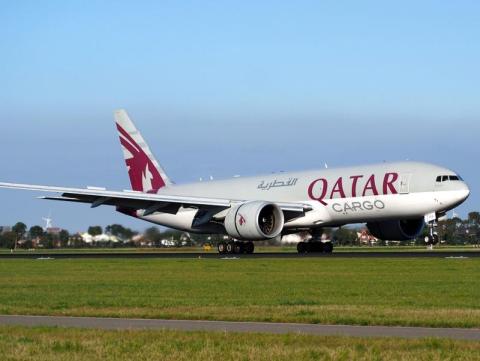 Latał za darmo w klasie biznes liniami Qatar Airways. Teraz zbierają się nad nim czarne chmury