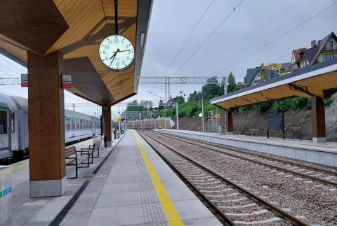 Prace na kolejowej zakopiance trwały 2,5 roku. Czwarty peron w stolicy Tatr jak spod igły, oddają go do użytku pasażerom