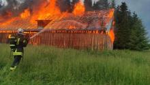 Drewniana stodoła płonęła jak pochodnia. Ogień strawił wszystko [ZDJĘCIA]